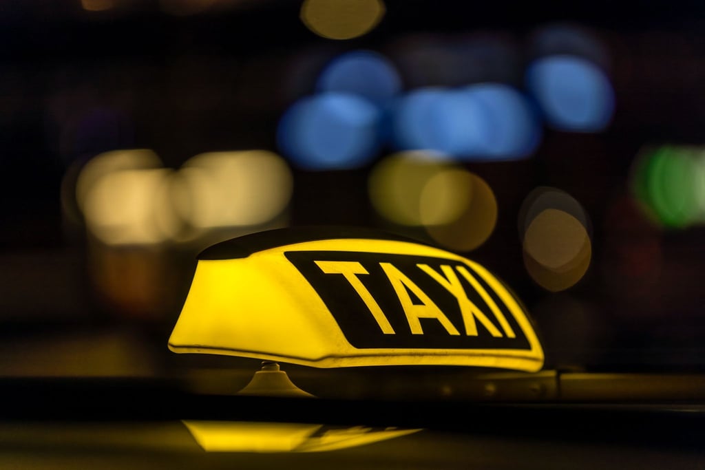 In Erfurt hat ein Fahrgast einen Taxifahrer angegriffen. (Symbolbild)