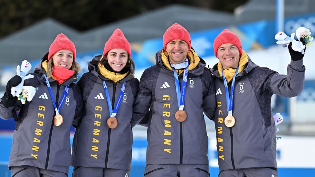 Die Biathleten Franziska Preuß, Vanessa Voigt, Philipp Nawrath und Justus Strelow (l-r) holen Olympia-Bronze in der Mixed-Staffel.