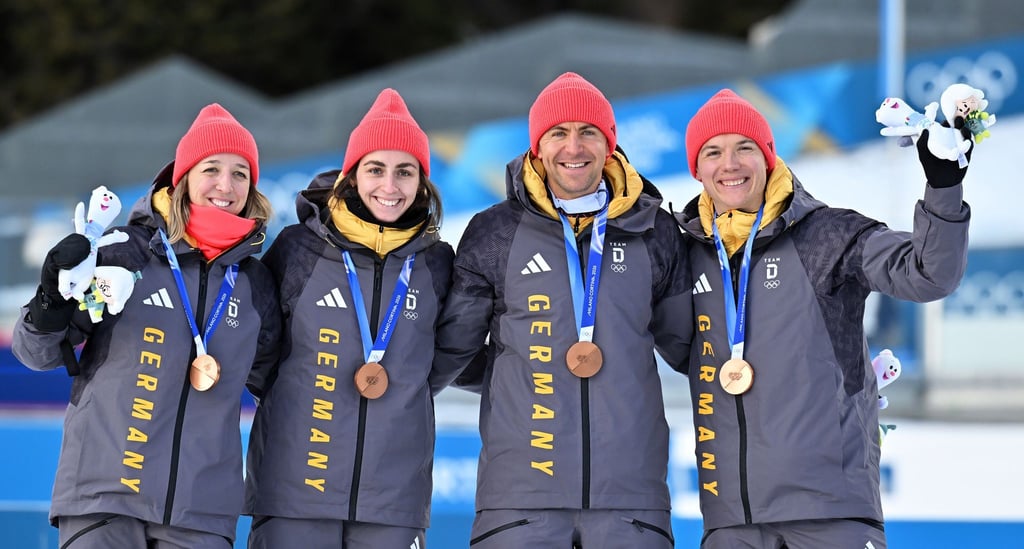 Die Biathleten Franziska Preuß, Vanessa Voigt, Philipp Nawrath und Justus Strelow (l-r) holen Olympia-Bronze in der Mixed-Staffel.