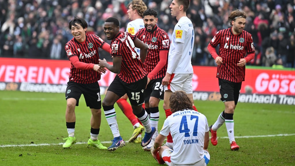 Noel Aseko (2.v.l.) feiert das zweite Tor für Hannover 96.