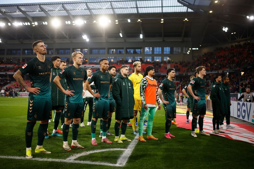 Gesichter einer Krise: die Bremer Profis müssen den Frust der Fans ertragen.