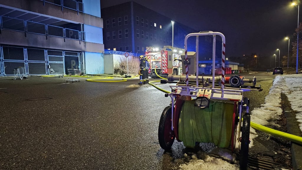 Die Feuerwehr löschte den Brand am Südstadtcenter.