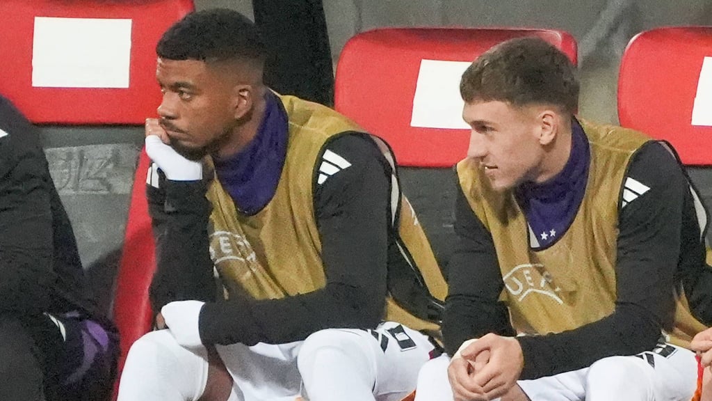 Die RB-Ersatzspieler Benjamin Henrichs und Brajan Gruda bei einem Spiel der Nationalmannschaft