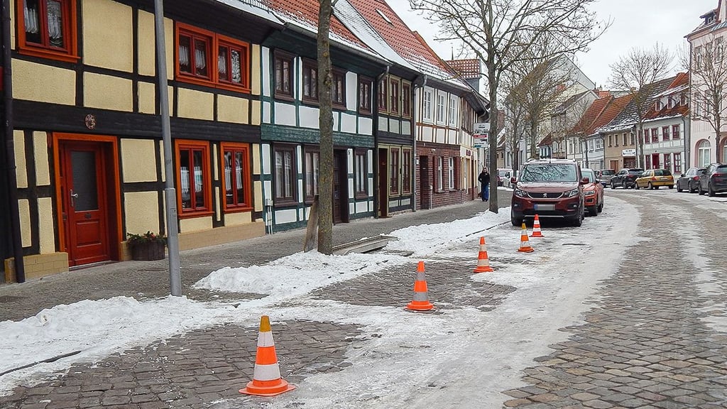 In der Innenstradt  haben Privatpersonen Parkplätze abgesperrt. Augenscheinlich für den Eigengebrauch. 