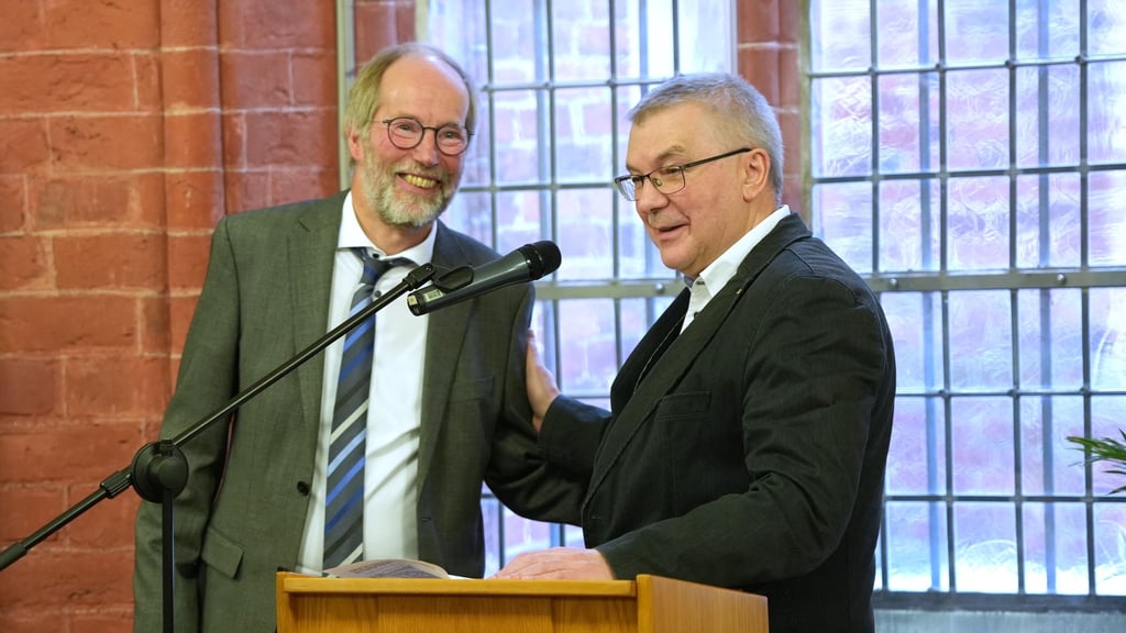Vorsitzender des Kuratoriums der Stiftung Adelberdt-Diakonissen-Mutterhaus, Jens Burckhardt (rechts), bedankte sich bei  Pfarrer Ulrich Paulsen für seinen jahrzehntelangen Einsatz.