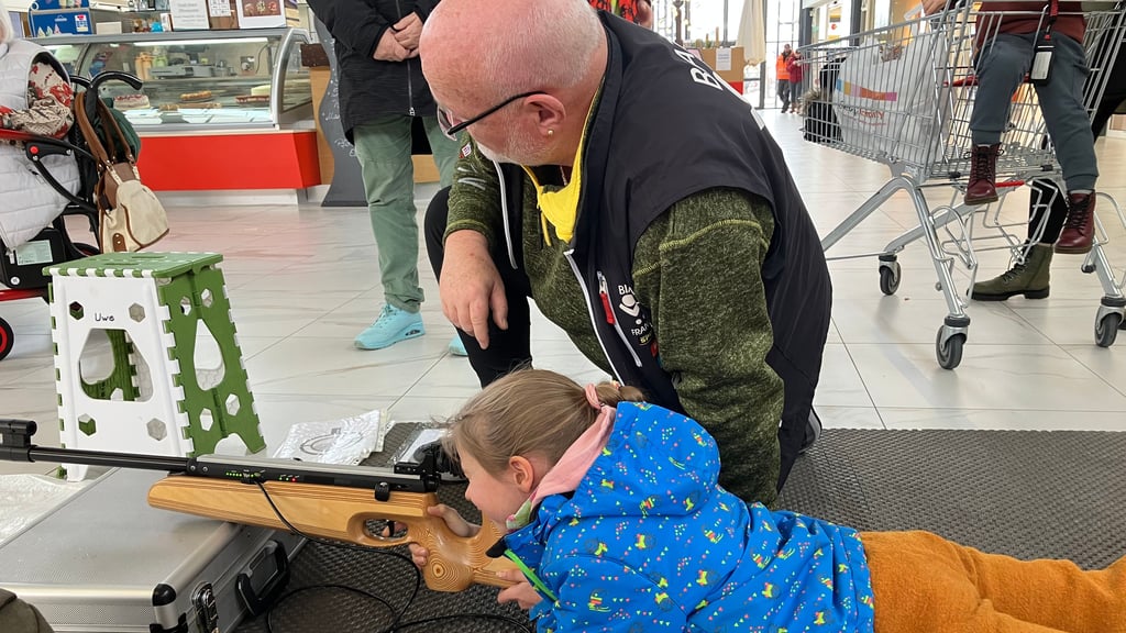 Trainer Uwe Frankenberg betreut Aurelia Sittner, die beim Schießn auf Anhieb fünf Treffer landen konnte