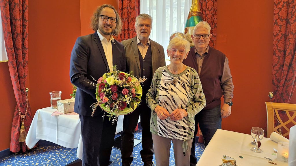 Lisa Schulz feierte am Freitag ihren 100. Geburtstag – hier im Foto   mit  Oberbürgermeister Sebastian Müller-Bahr (v.l.n.r.) und ihren beiden Söhnen Andreas und Norbert.