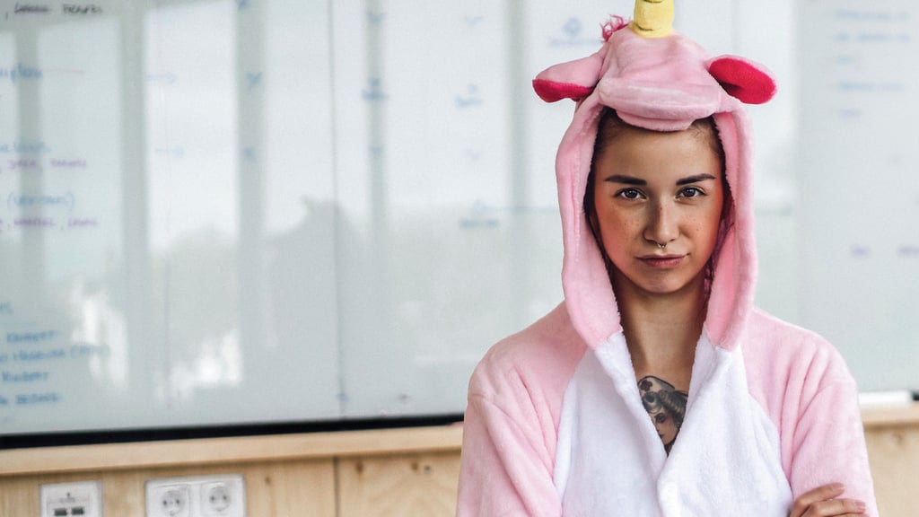 Kollegin Einhorn, bitte übernehmen Sie! Der Chef darf bei berechtigtem Interesse ein Kostüm anordnen.