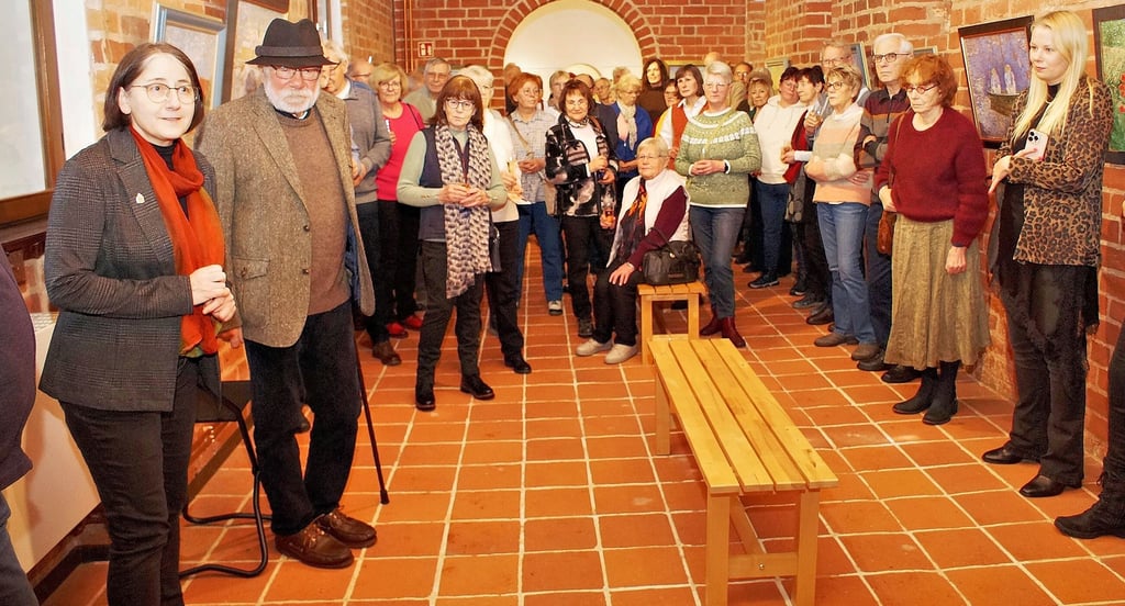 Im gut gefüllten Ausstellungsbereich des Havelberger Prignitz-Museums begrüßte die Leiterin Antje Reichel den Maler Peter Schulze (von links) zur Eröffnung der Ausstellung. Rechts, Anja, die Tochter des Malers. 