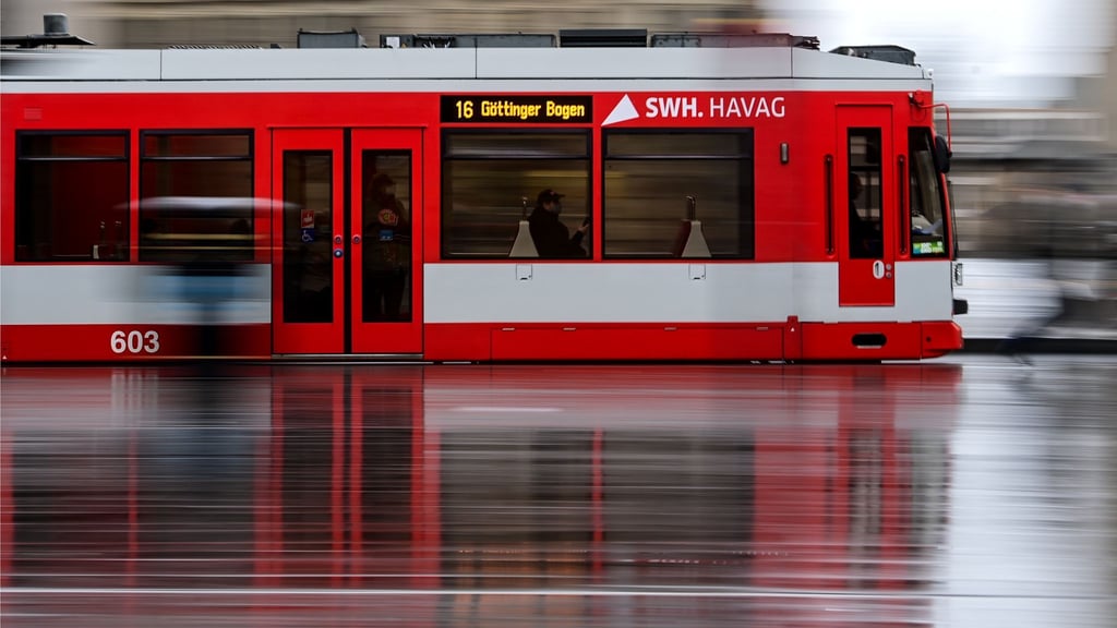 Fußballfans bringen nach einem Derby in Halle (Saale) eine Straßenbahn zum Stillstand und lösen einen Polizeieinsatz aus (Symbolbild)
