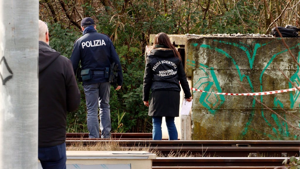 Auf der Strecke zwischen Bologna und Ancona geriet in der Nähe des Bahnhofs von Pesaro eine Stromkabine in Brand.