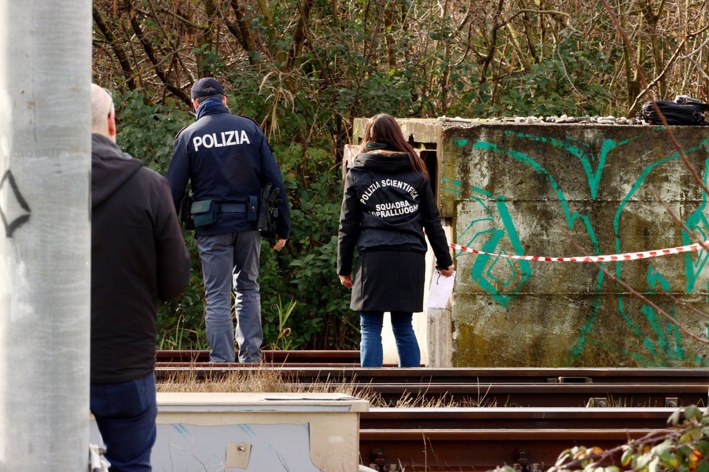 Auf der Strecke zwischen Bologna und Ancona geriet in der Nähe des Bahnhofs von Pesaro eine Stromkabine in Brand.
