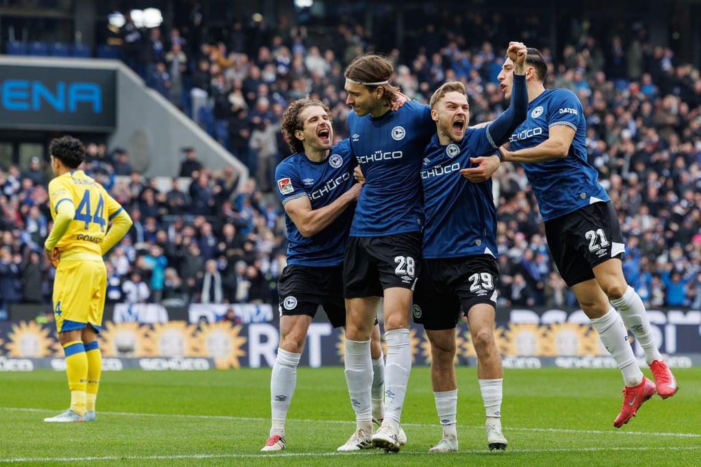 Bielefeld jubelt über den Treffer zum 1:0.