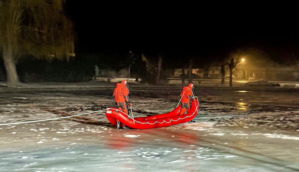 Im Überlebensanzug bewegen sich zwei Kameraden mit dem Eisretter über das Eis.&nbsp;