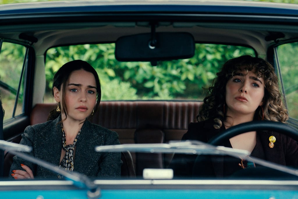 Bea (Emilia Clarke, l) und Twila (Haley Lu Richardson) beim Spionieren im Auto in der Serie „Ponies“.