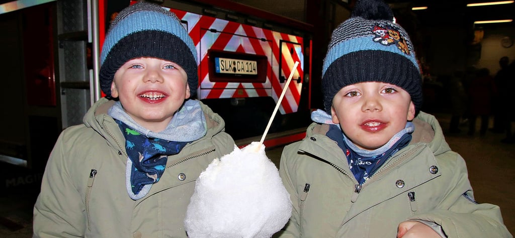 Milo und Nino freuen sich darüber, die Calbenser Feuerwehr näher kennenzulernen. 