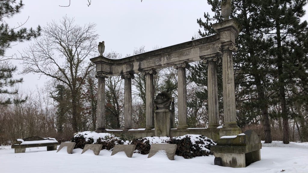 Die Ruhestätte der Familie Sachs, einer bekannten Samenzüchterfamilie, befindet sich auf dem Zentralfriedhof in Quedlinburg.