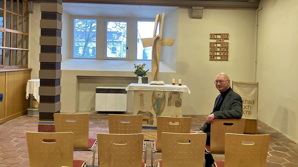 Hans-Jakob Schröter ist Pfarrer des Kirchspiels Dobien und hier zu sehen in der Winterkirche der  Christuskirche, die zum Kirchspiel gehört. 