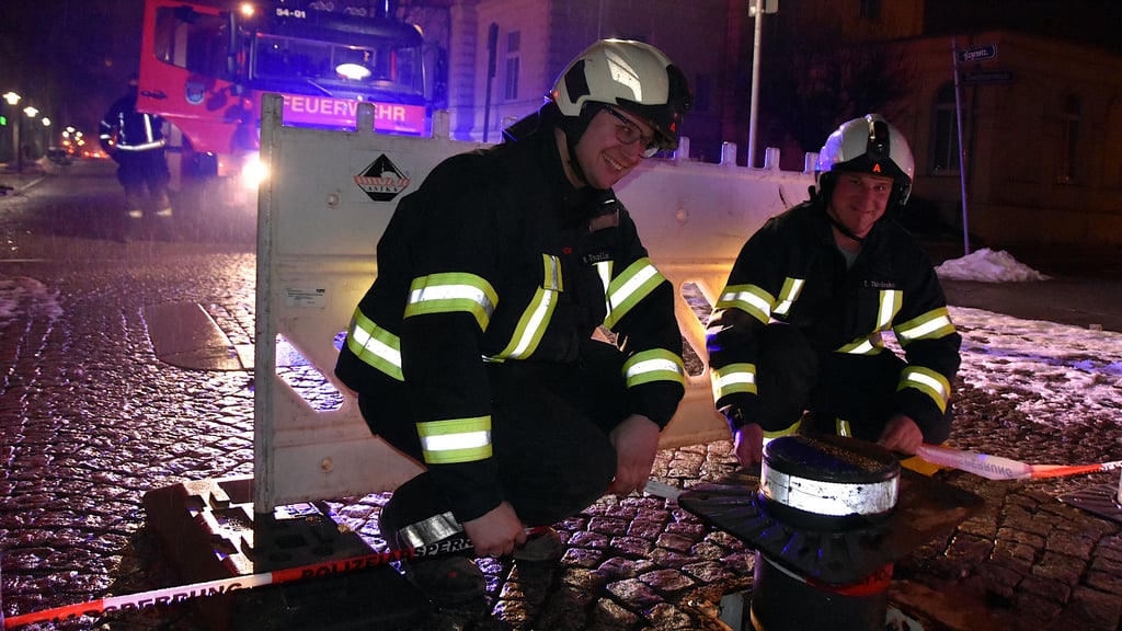 In der Hagenstraße in Haldensleben sichern Feuerwehrleute am Sonnabend den defekten Poller ab.