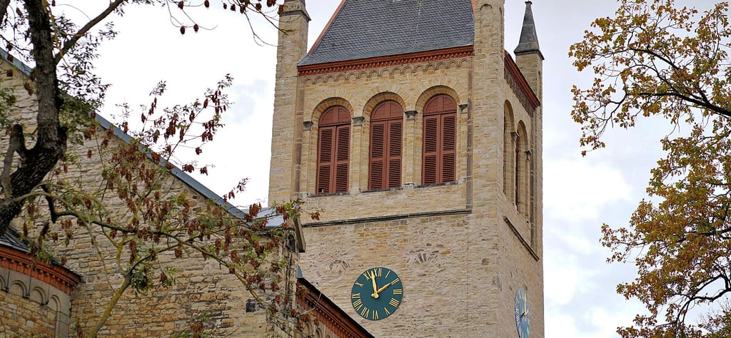 Die Fassade der St.-Andreas-Kirche in Biere erstahlt im neuen Glanz. 