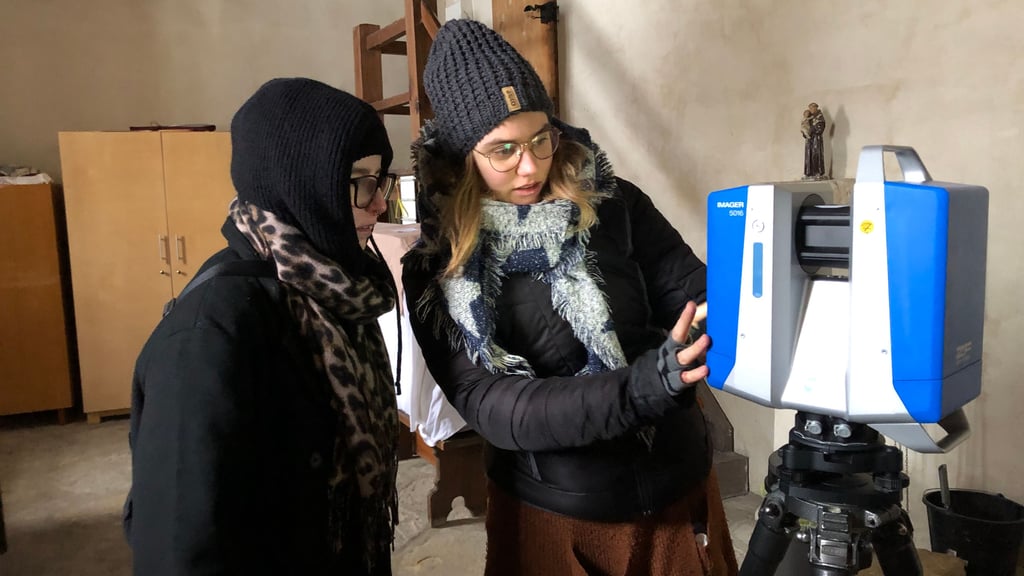 Praxisprojekt für Studenten der HafenCity Universität Hamburg in St. Wiperti in Quedlinburg: Berit Miesner (r.) und Jasmin Voskuhl prüfen am Laserscanner Imager 5016, ob das Ergebnis des aktuellen Scans über das des vorherigen passt.