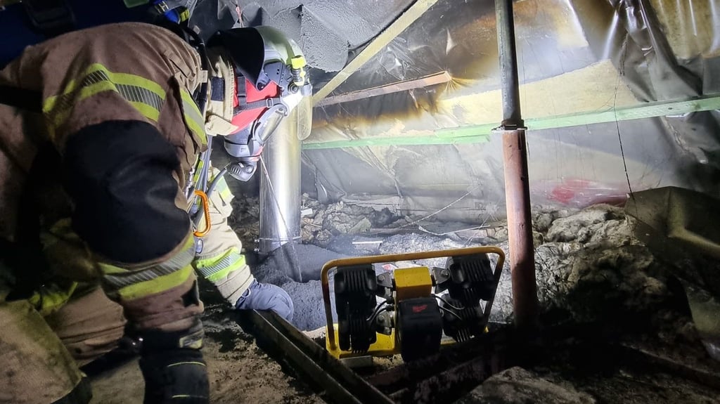 Feuerwehr bei vermutetem Schornsteinbrand in Burg.