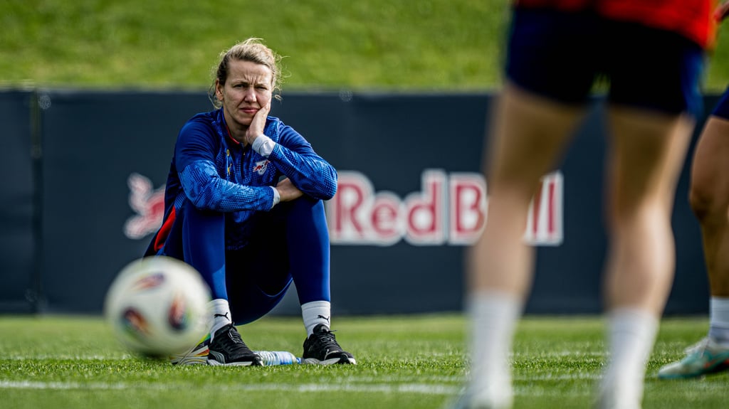 Nah dran: Viole Odebrecht beobachtet das RB-Training im Trainingslager in Portugal.