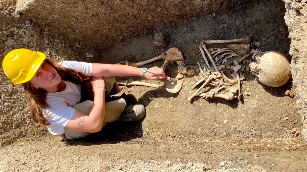 Bei archäologischen Untersuchungen an der Himmelpforte nahe Wernigerode legte Grabungshelferin Nike Mestwerdt 2025 die sterblichen Überreste der Adligen Gerrun von Königstein frei.