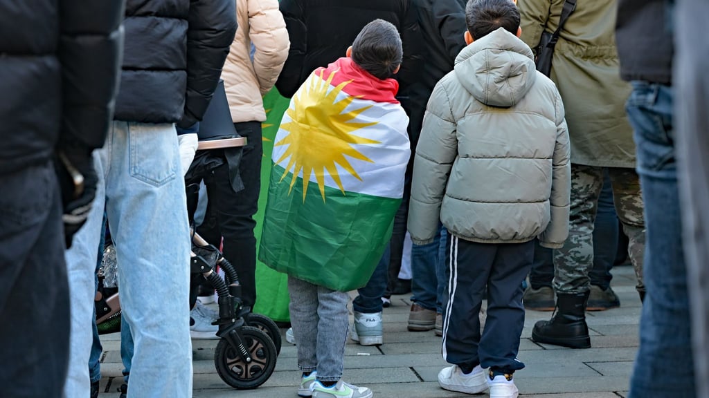 Die Polizei ermittelt nach einem Angriff auf einen Teilnehmer einer pro-kurdischen Kundgebung in der Innenstadt von Halle. (Symbolbild)