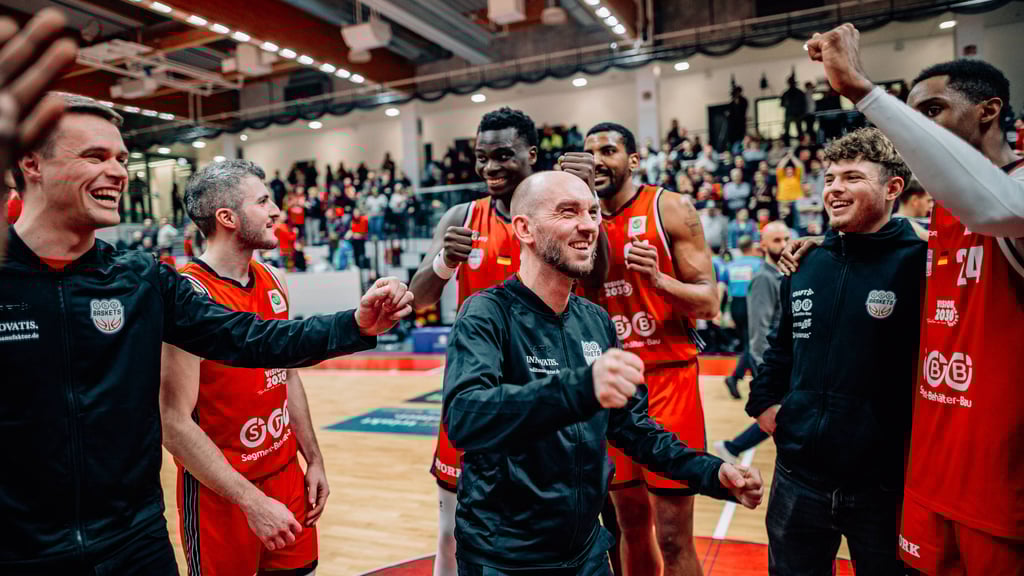 Die SBB Baskets um Headcoach Eiko Potthast (mittig) freuen sich sehr über den wichtigen Heimsieg.