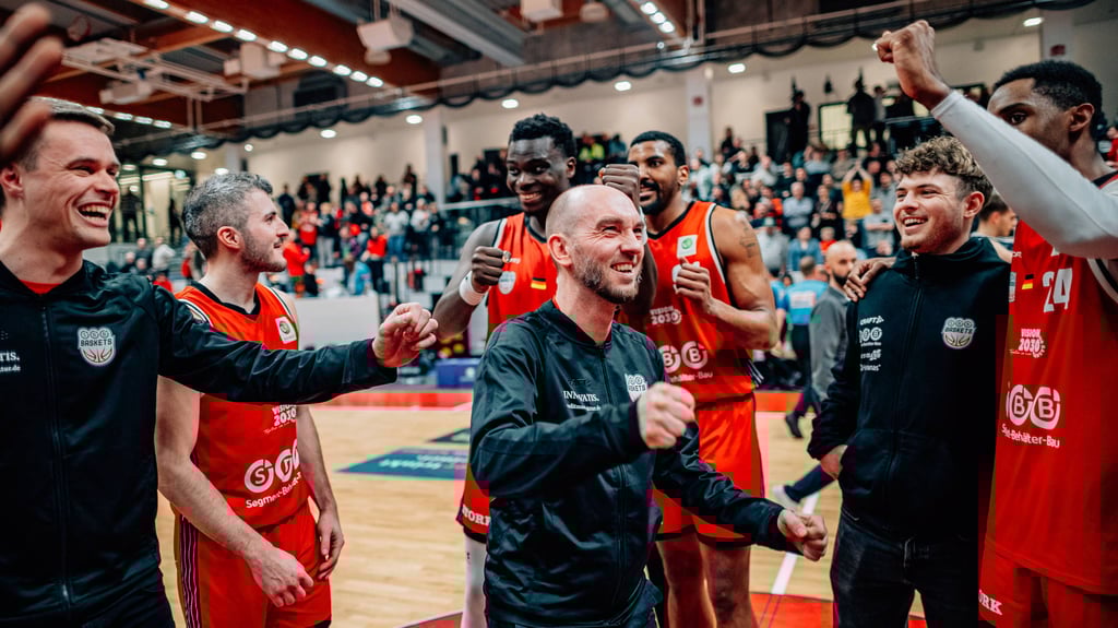 Die SBB Baskets um Headcoach Eiko Potthast (mittig) freuen sich sehr über den wichtigen Heimsieg.