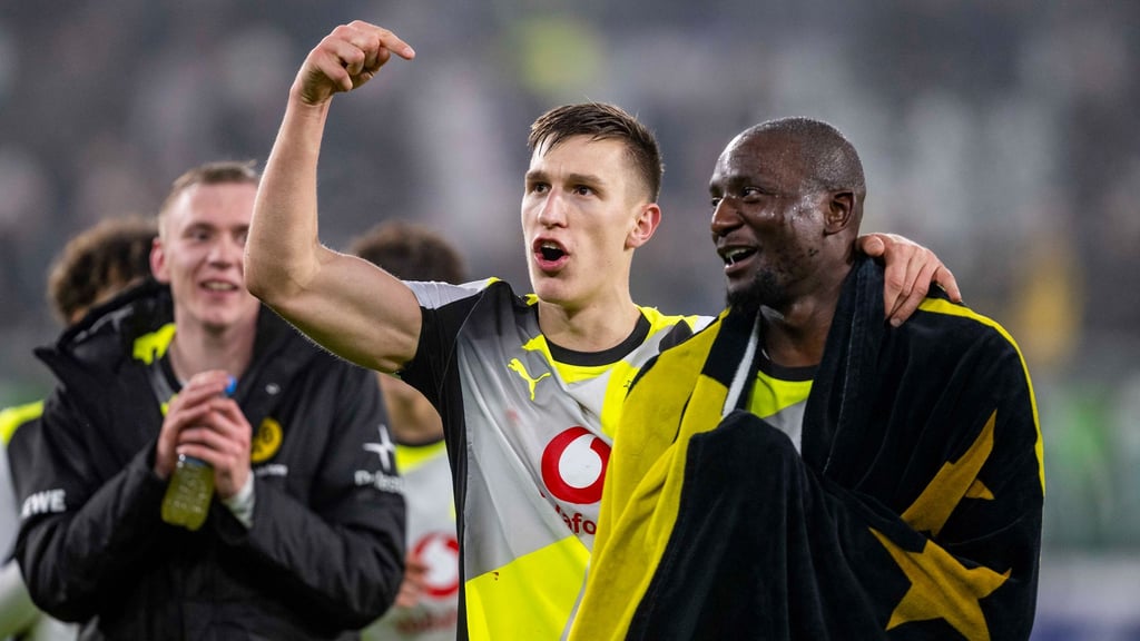 Anführer mit Ambitionen: BVB-Abwehrchef Nico Schlotterbeck (M) mit Sieg-Torschütze Serhou Guirassy (r) nach dem 2:1 in Wolfsburg.
