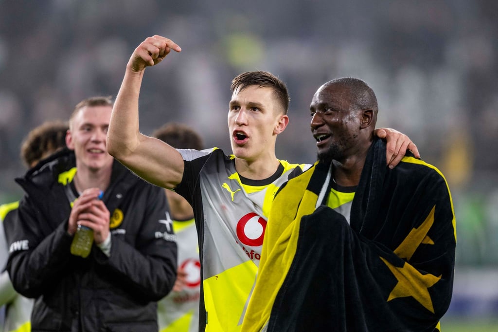 Anführer mit Ambitionen: BVB-Abwehrchef Nico Schlotterbeck (M) mit Sieg-Torschütze Serhou Guirassy (r) nach dem 2:1 in Wolfsburg.