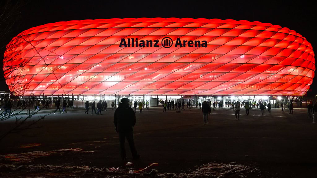 Das abendliche Stadion des FC Bayern.