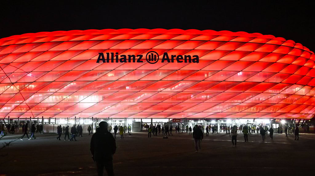 Das abendliche Stadion des FC Bayern.