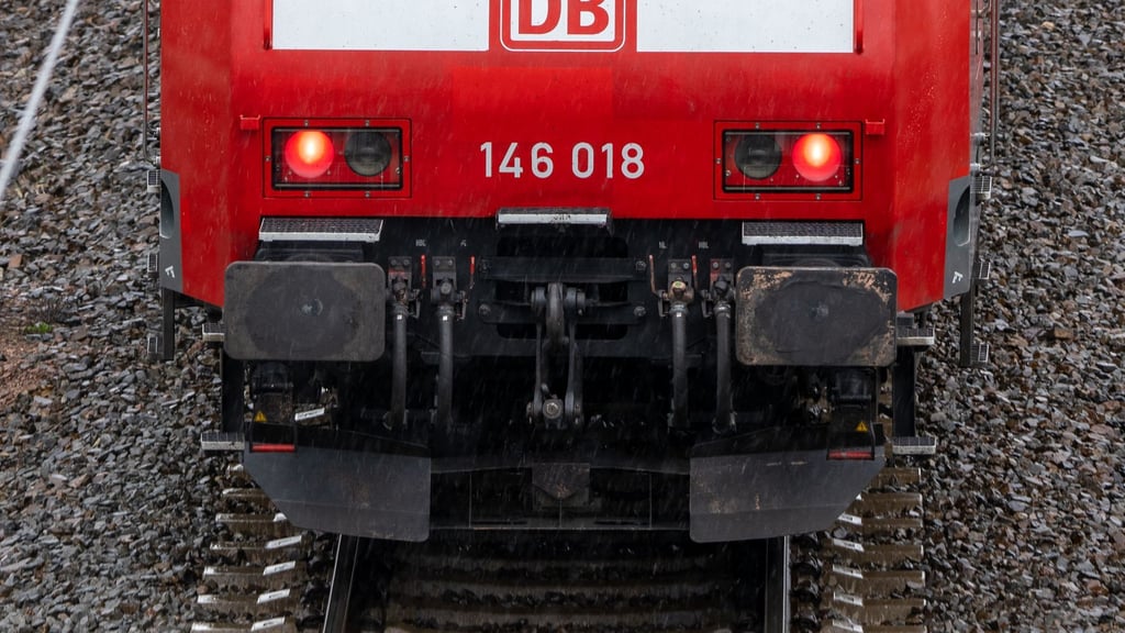 Ein 18-Jähriger stellte sich auf das Trittbrett einer abgefahrenen Lokomotive. (Symbolbild)
