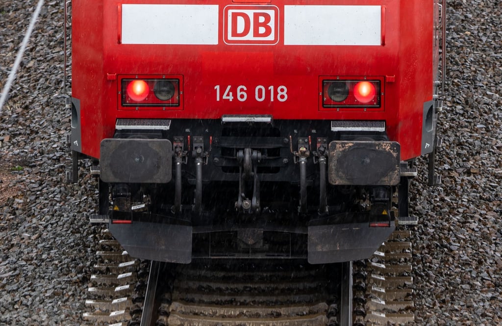 Ein 18-Jähriger stellte sich auf das Trittbrett einer abgefahrenen Lokomotive. (Symbolbild)