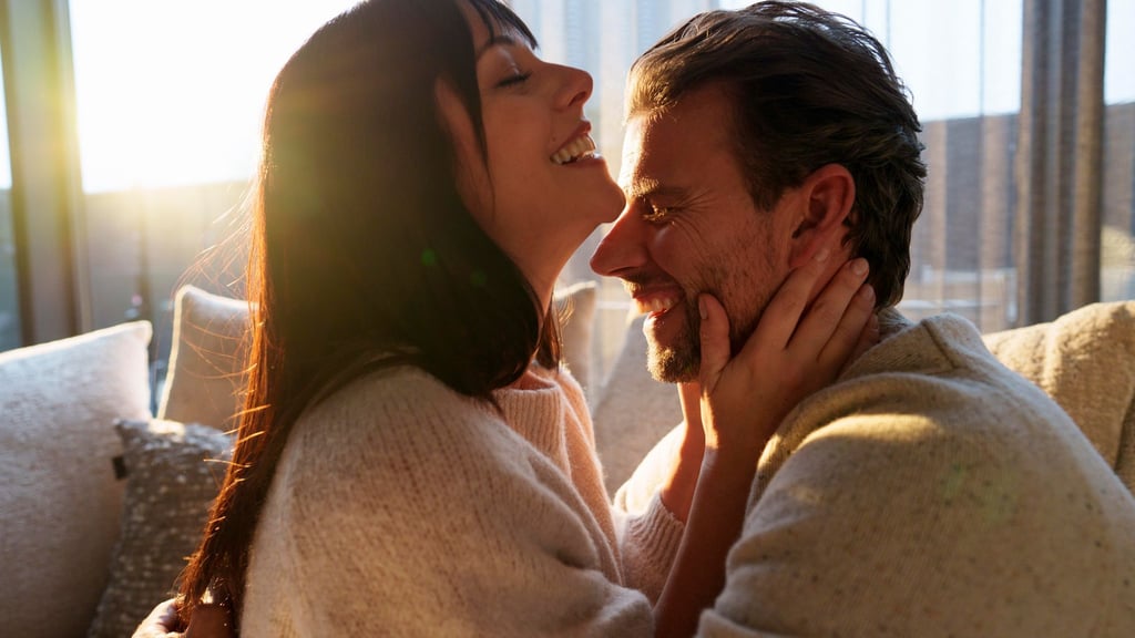 Zärtlichkeit als Zeichen der Liebe: Der Austausch über Love Languages kann Paaren dabei helfen, über Bedürfnisse zu sprechen und ihre Bindung zu stärken.