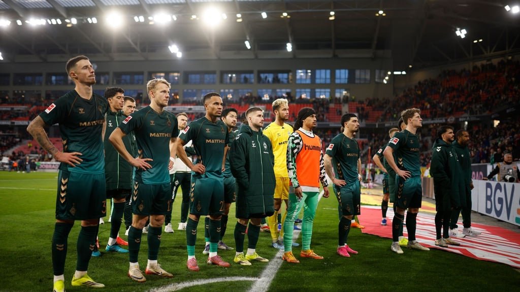 Gesichter einer Krise: die Bremer Profis müssen den Frust der Fans ertragen.