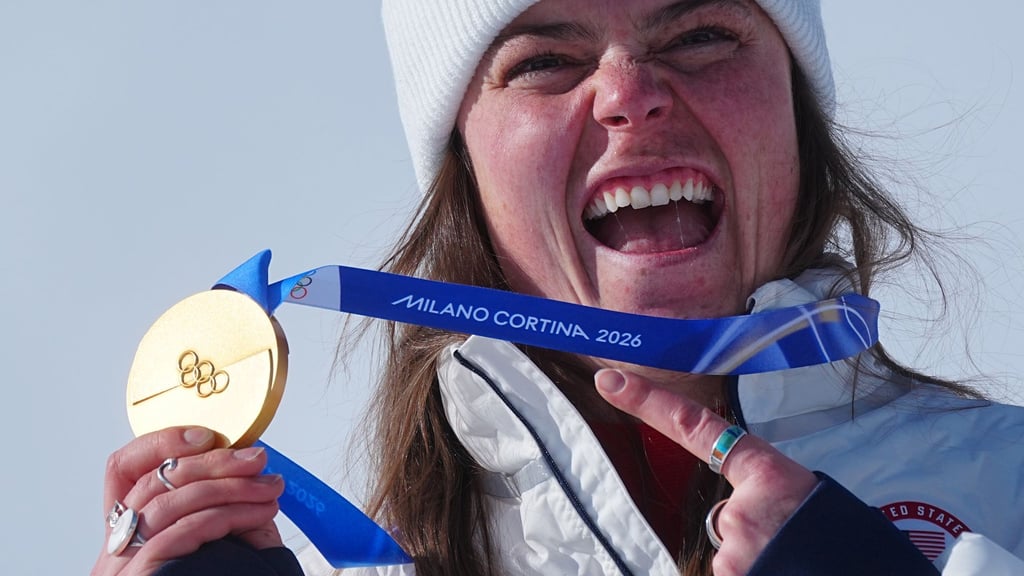 Da waren Medaille und Band noch vereint: Breezy Johnson nach ihrem Abfahrts-Coup.