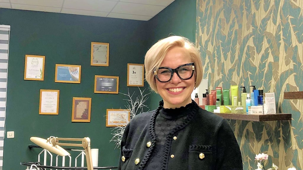 Sabrina Conrad in ihrem Nagelstudio „Butterfly", wo sie mit Leidenschaft und Herz jede Kundin willkommen heißt.