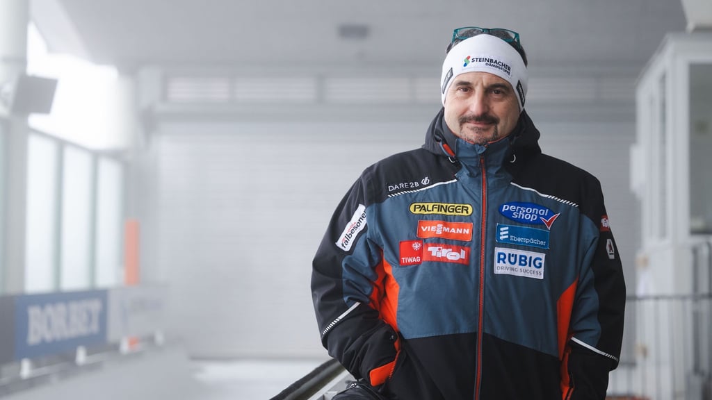 Deutschlands Rodel-Ikone Georg Hackl trainiert mittlerweile die Österreicher. Er verletzte sich an der Bahn in Cortina nach einem Sturz. (Archivbild)