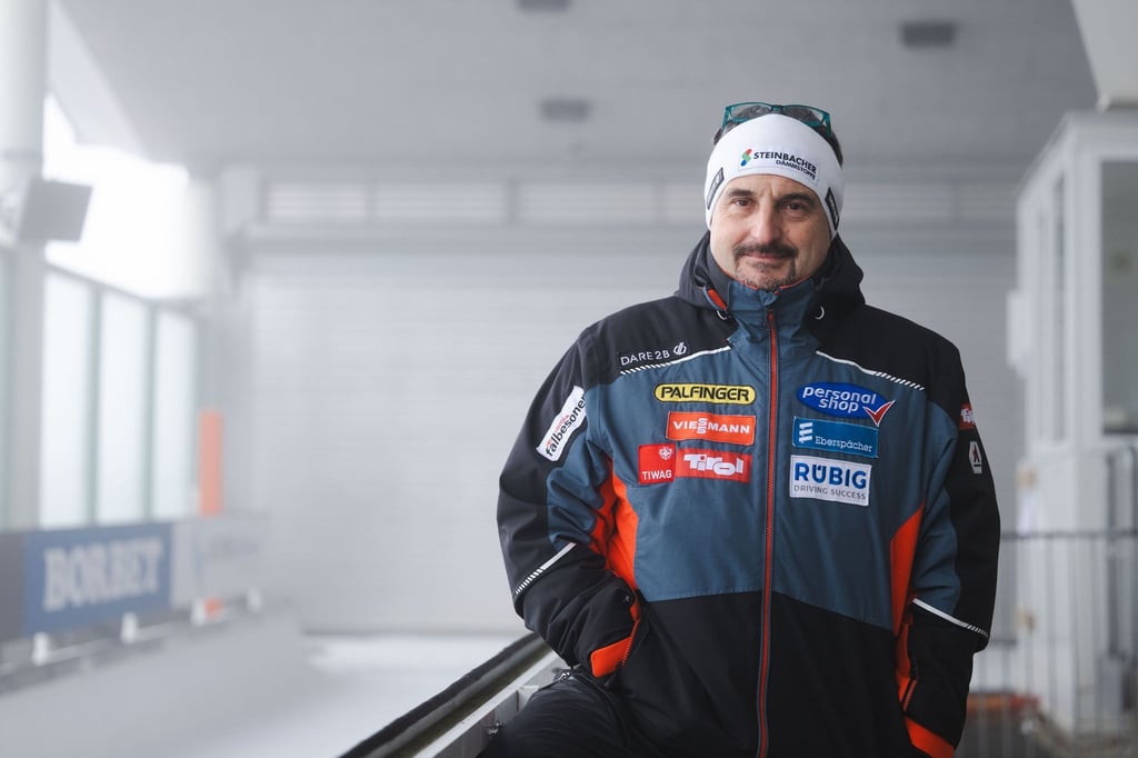 Deutschlands Rodel-Ikone Georg Hackl trainiert mittlerweile die Österreicher. Er verletzte sich an der Bahn in Cortina nach einem Sturz. (Archivbild)
