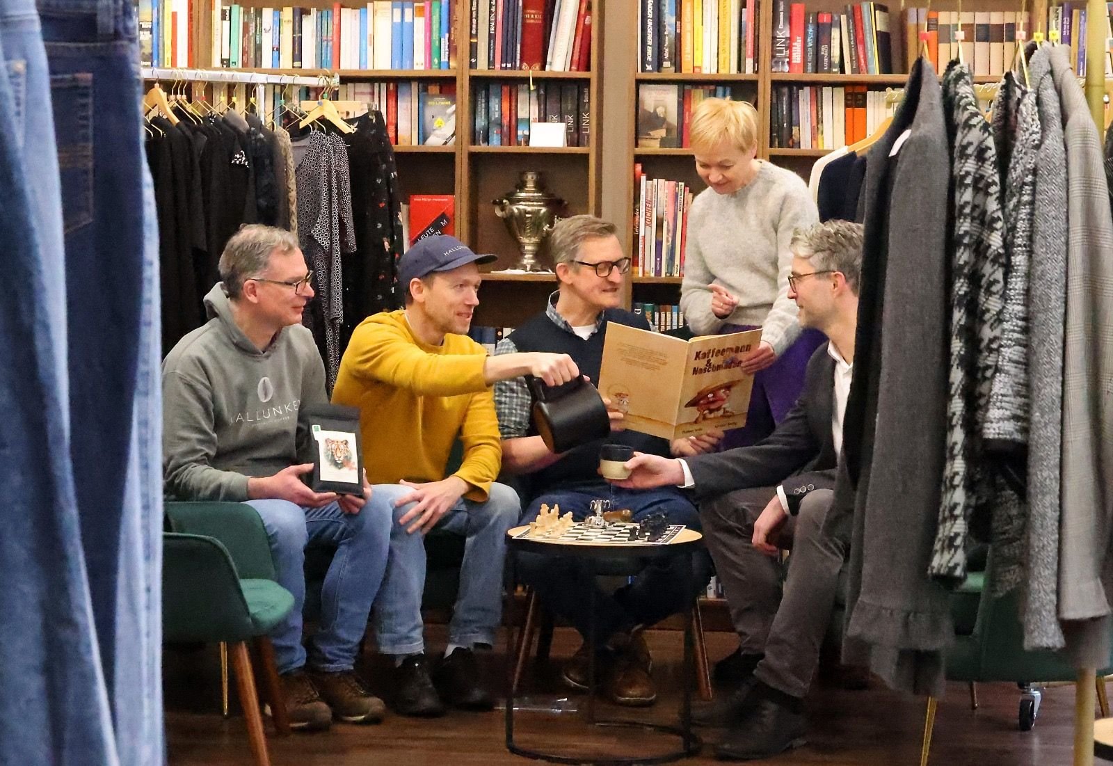 Literatur und Kaffee: Mit 100 Tassen Kaffee: Lesung zum Valentinstag in Halle