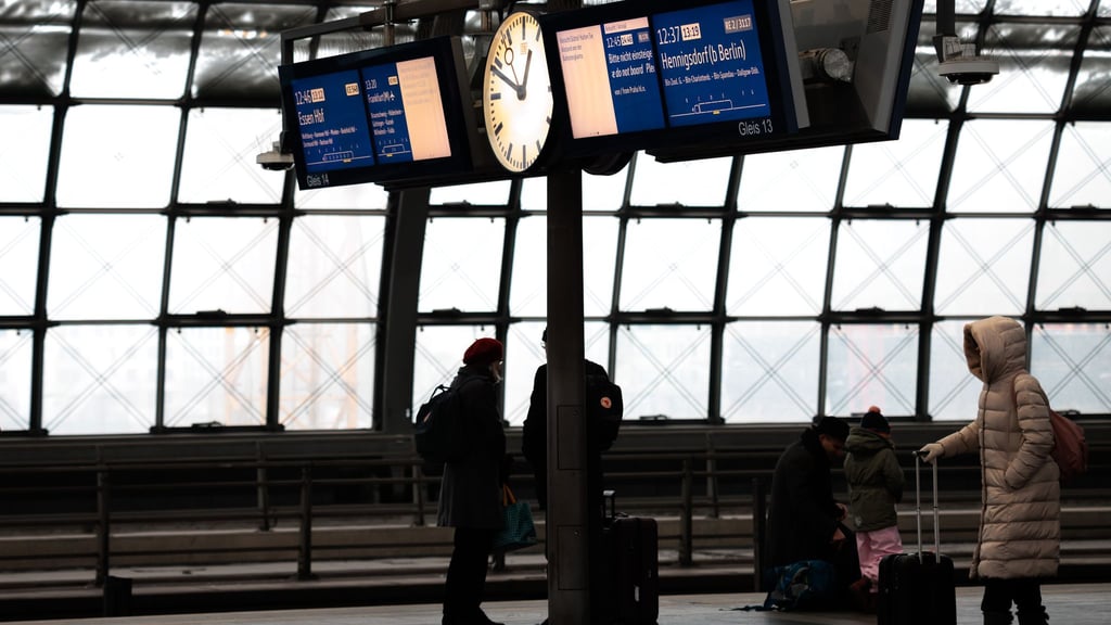 Bei der Bahn kommt es zu Verspätungen im Regionalverkehr. (Archivbild)