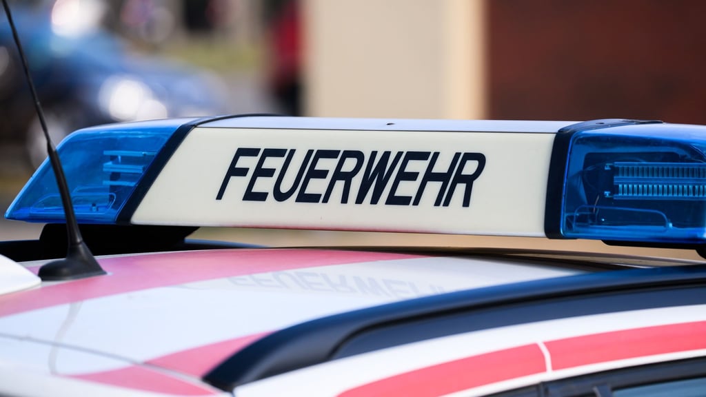 Die Feuerwehr befreit einen Mann aus einem Aufzug. (Symbolbild)