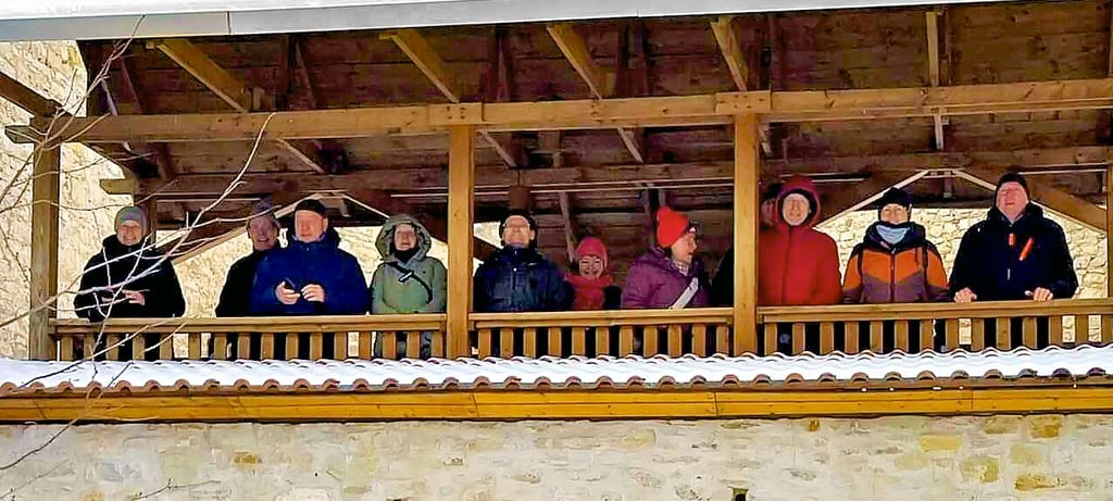 Bei der ersten Führung im neuen Jahr kamen trotz der Kälte zwölf interessierte  Besucher von außerhalb auf die Wasserburg. 