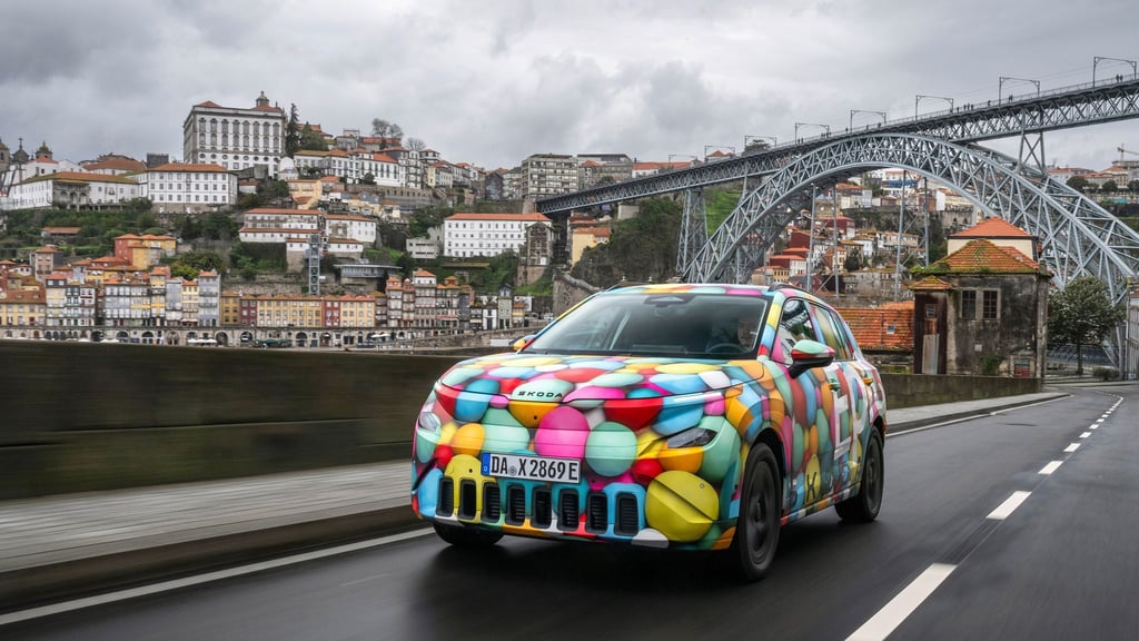 Viele, viele bunte Kugeln: Der Epiq rollt bei unserer Ausfahrt noch im fröhlichen Tarnkostüm.