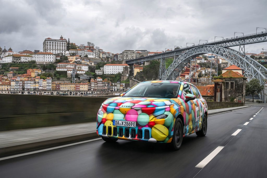 Viele, viele bunte Kugeln: Der Epiq rollt bei unserer Ausfahrt noch im fröhlichen Tarnkostüm.