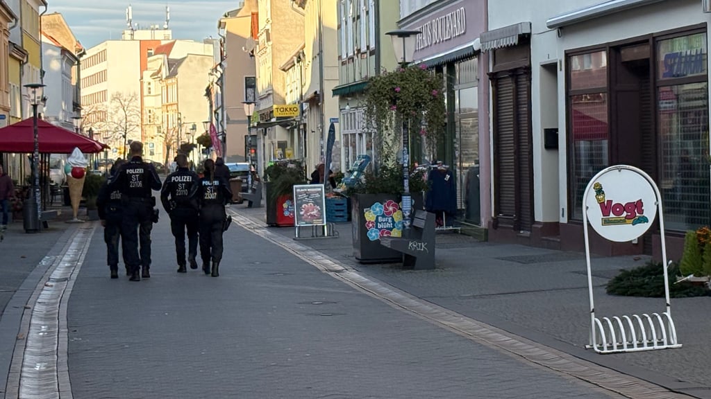Immer wieder kommt es in der Einkaufsmeile von Burg - der Schartauer Straße - zu Vorfällen mit der Polizei.